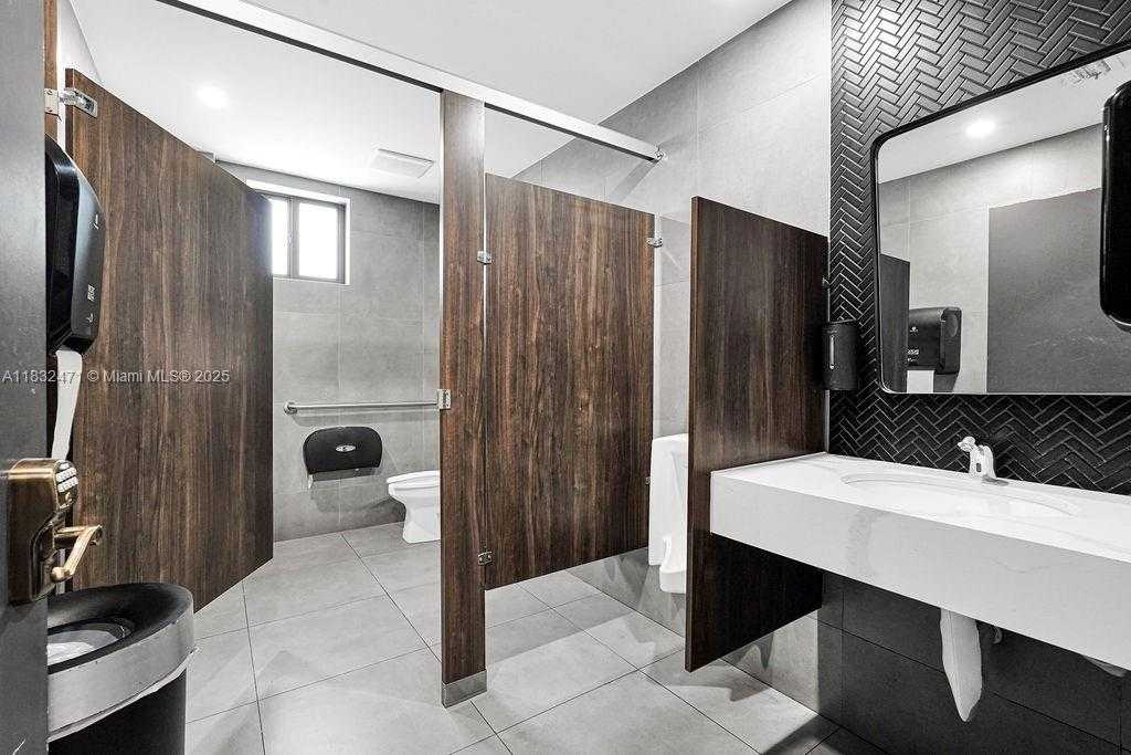 Small Image of 2640 HOLLYWOOD BLVD #120, Hollywood Number 38