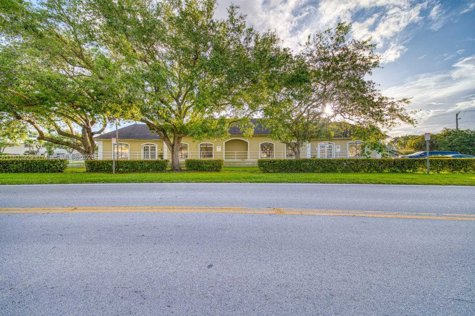 Small Image of 9225 SOUTH WEST 158TH LN #B, Palmetto Bay Number 3