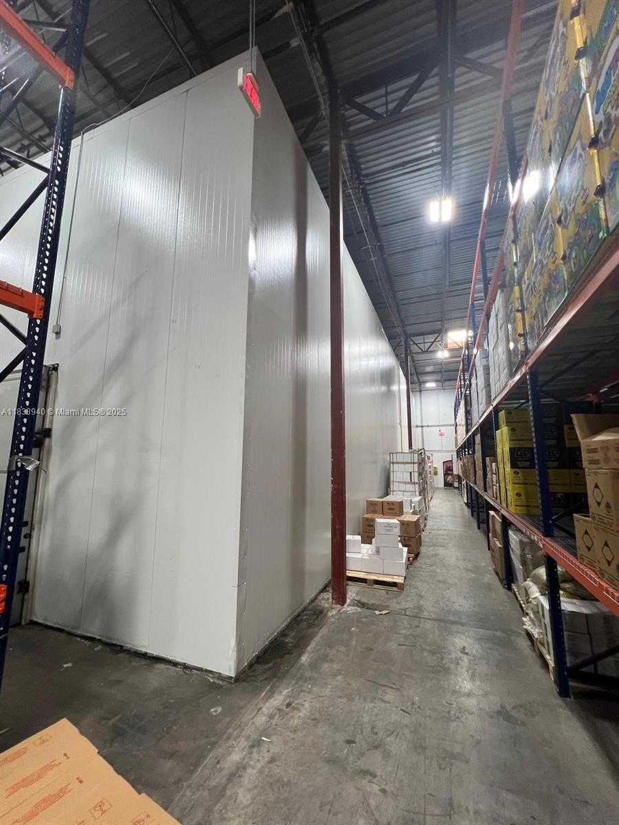 Small Image of 2501 DAVIE RD, Davie Number 6