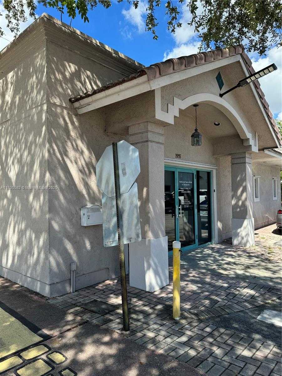 Small Image of 1955 TYLER ST, Hollywood Number 3