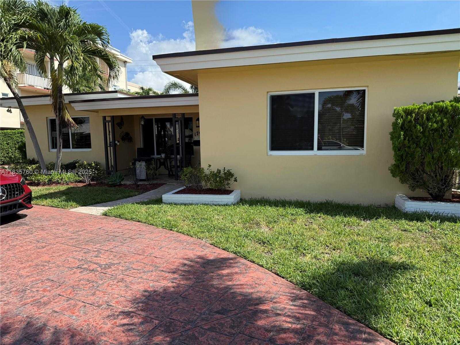 Small Image of 1743 RODMAN ST, Hollywood Number 2