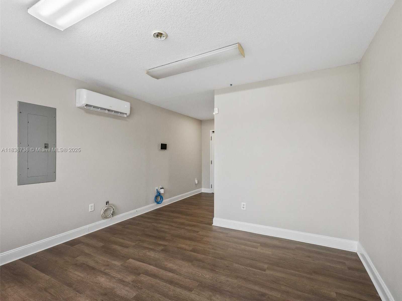 Small Image of 301 BEAM STREET, Other City - In The State Of Florida Number 34