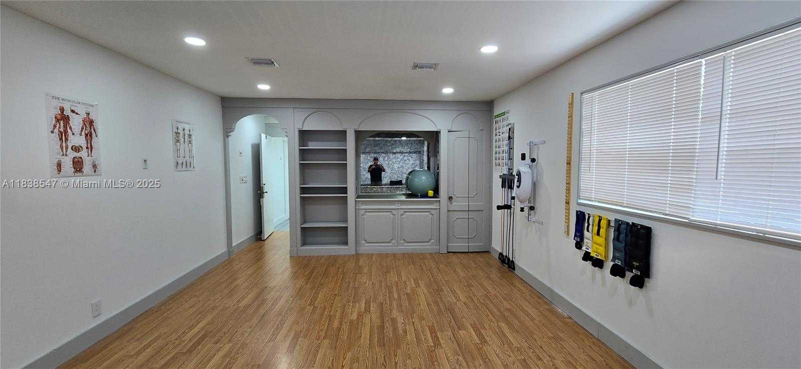 Small Image of Hollywood Number 11