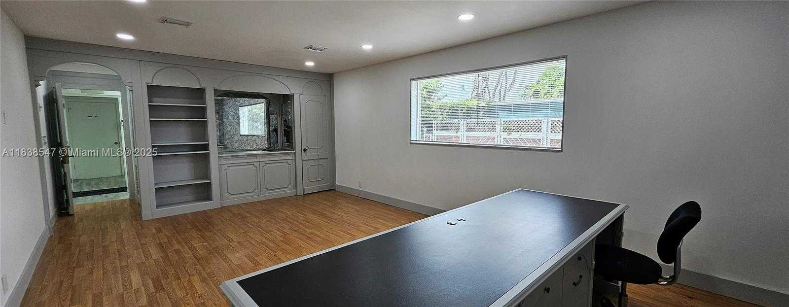 Small Image of Hollywood Number 3