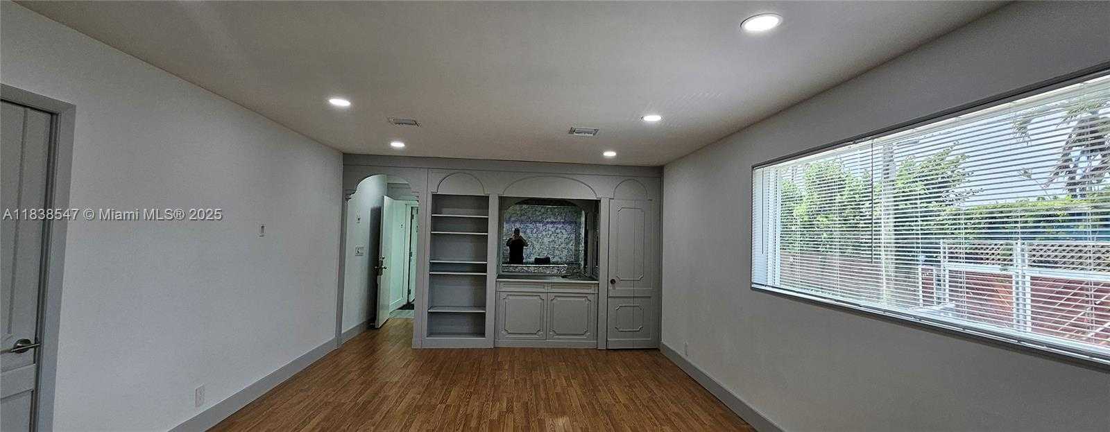 Small Image of Hollywood Number 4