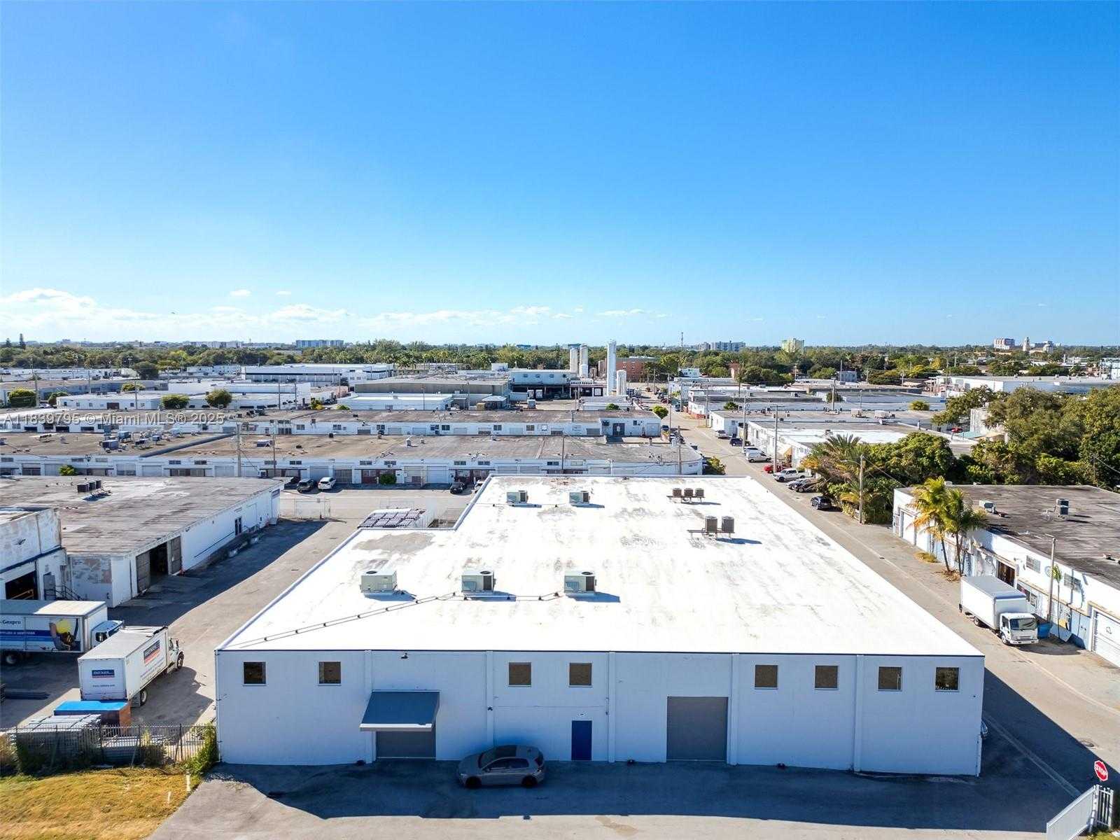Small Image of 6899 NORTH EAST 4TH AVE, Miami Number 2