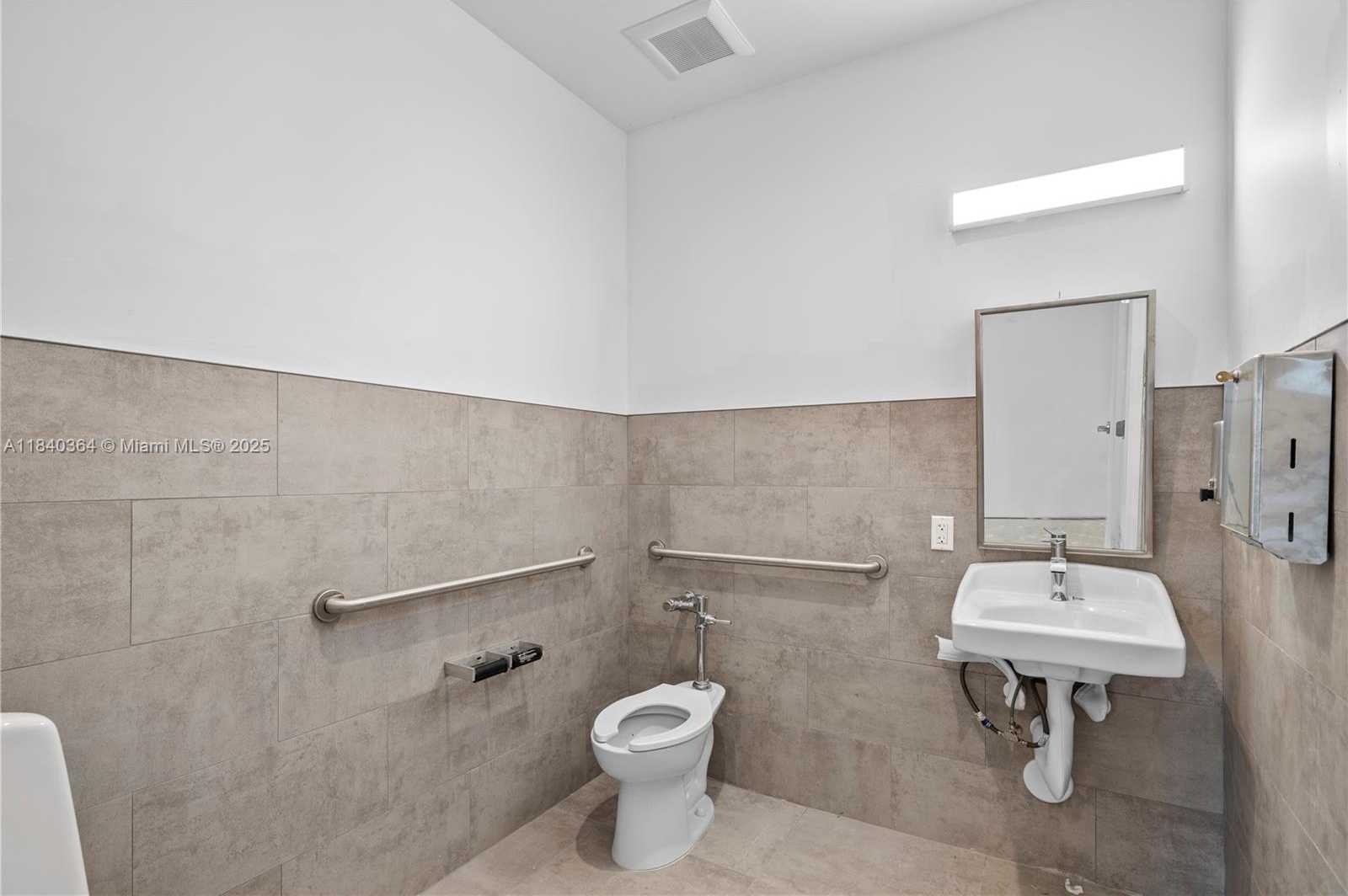 Small Image of 2215 NORTH FEDERAL HWY, Hollywood Number 14