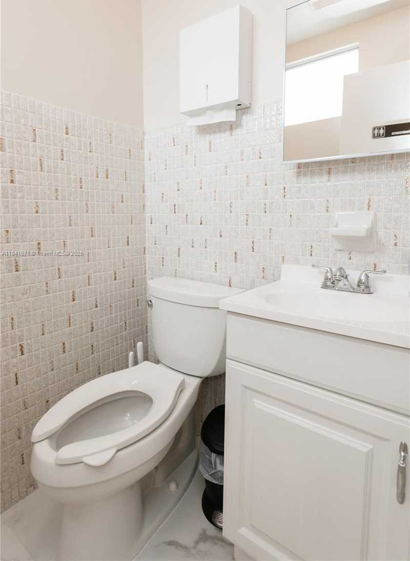 Small Image of 1911 HARRISON ST #5, Hollywood Number 12