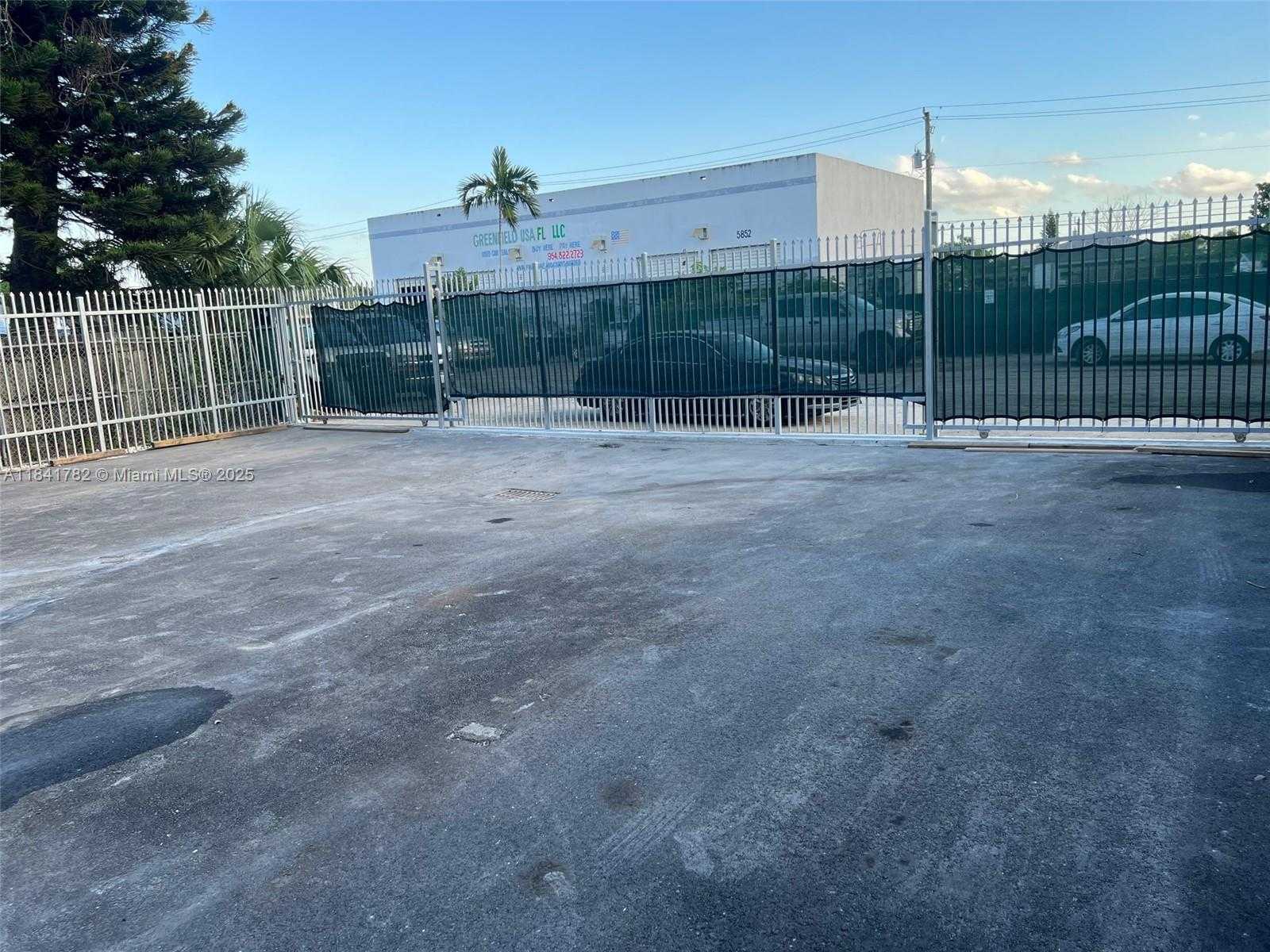 Small Image of 5905 PLUNKETT ST #A, Hollywood Number 3