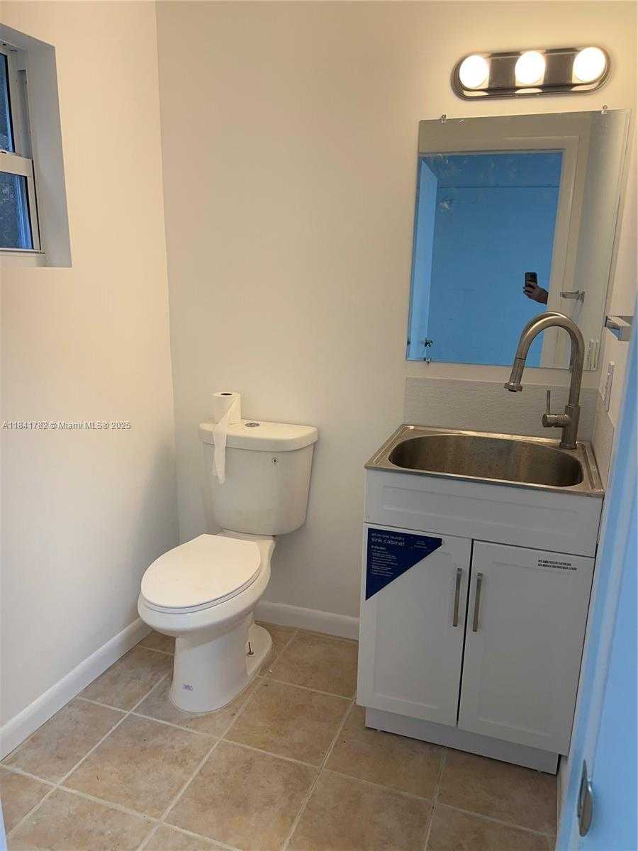 Small Image of 5905 PLUNKETT ST #A, Hollywood Number 9