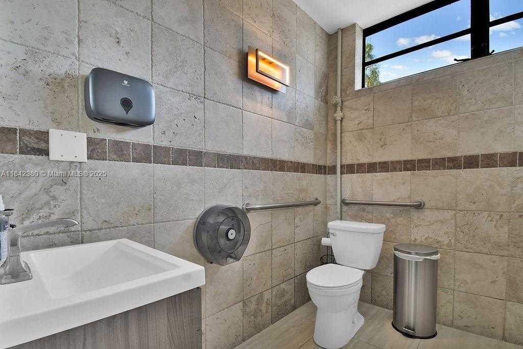 Small Image of 1590 NORTH EAST 162ND ST, North Miami Beach Number 24