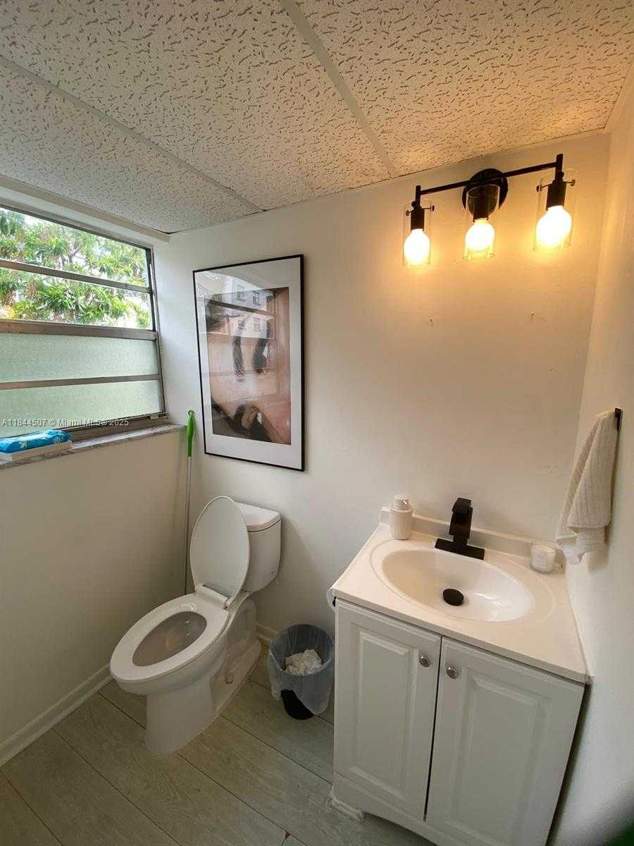 Small Image of Miami Number 3