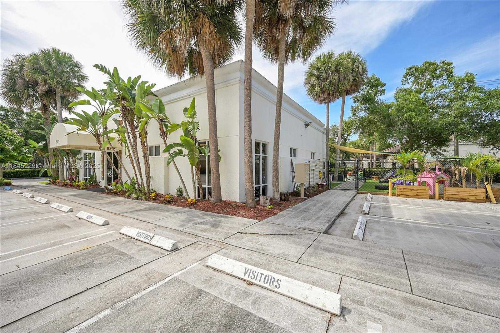 Small Image of 5201 VILLAGE BLVD, West Palm Beach Number 10