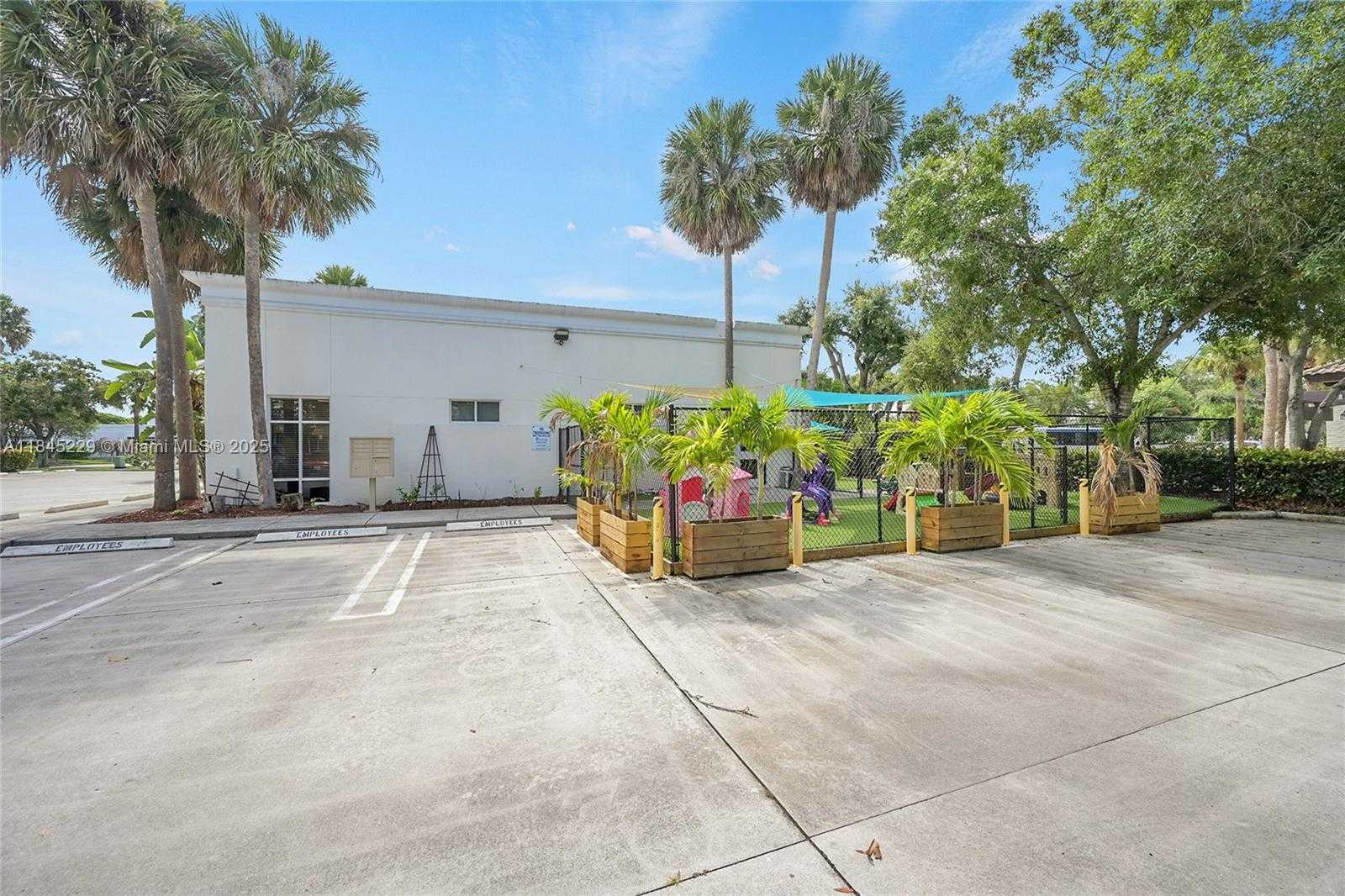 Small Image of 5201 VILLAGE BLVD, West Palm Beach Number 11