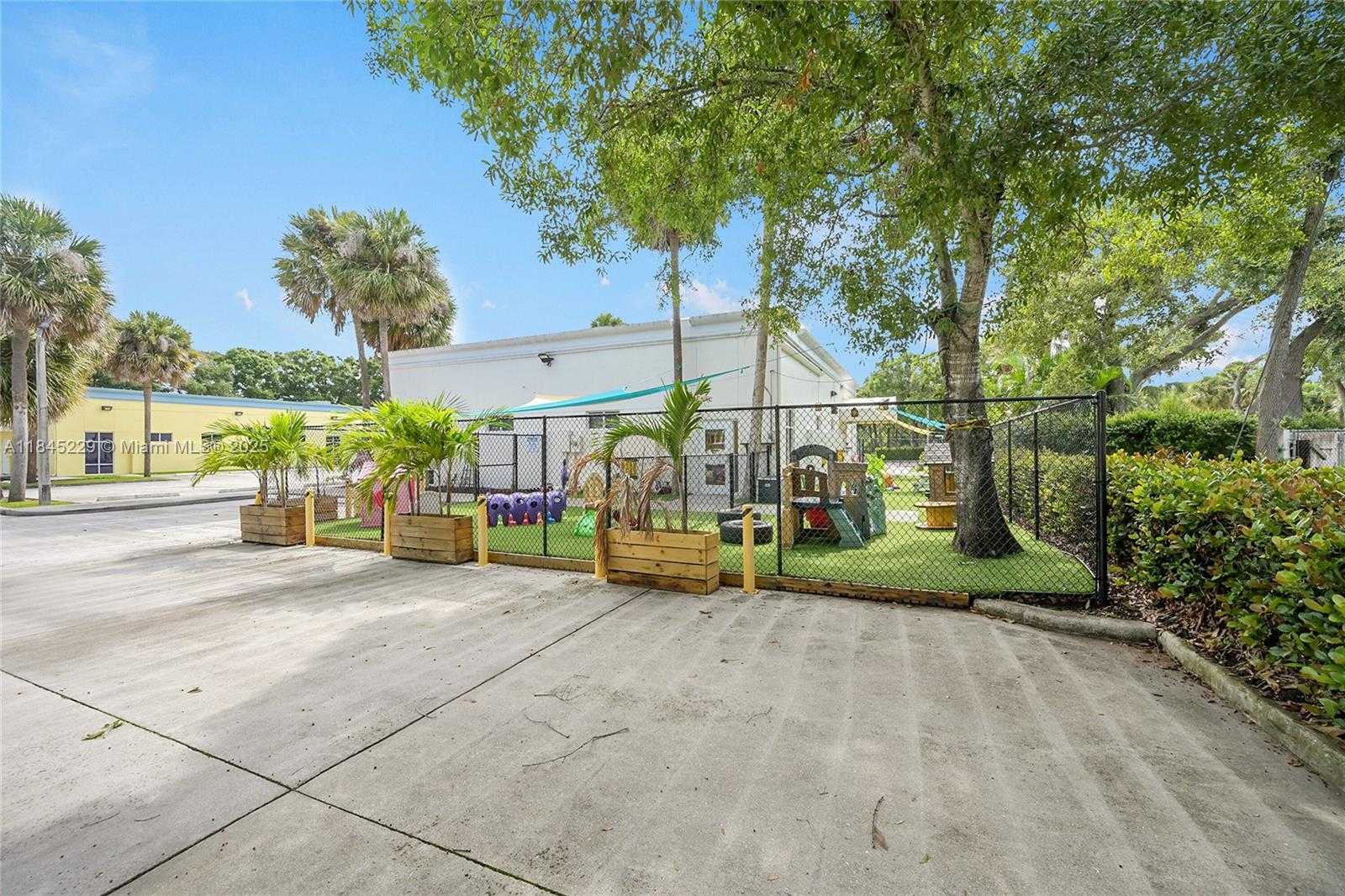 Small Image of 5201 VILLAGE BLVD, West Palm Beach Number 12