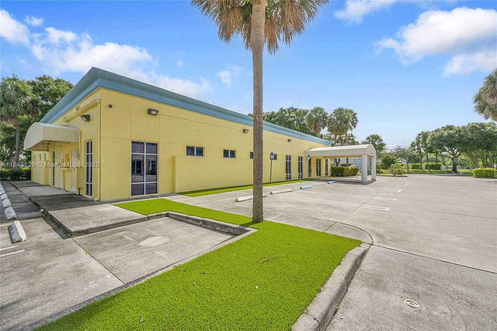 Small Image of 5201 VILLAGE BLVD, West Palm Beach Number 19