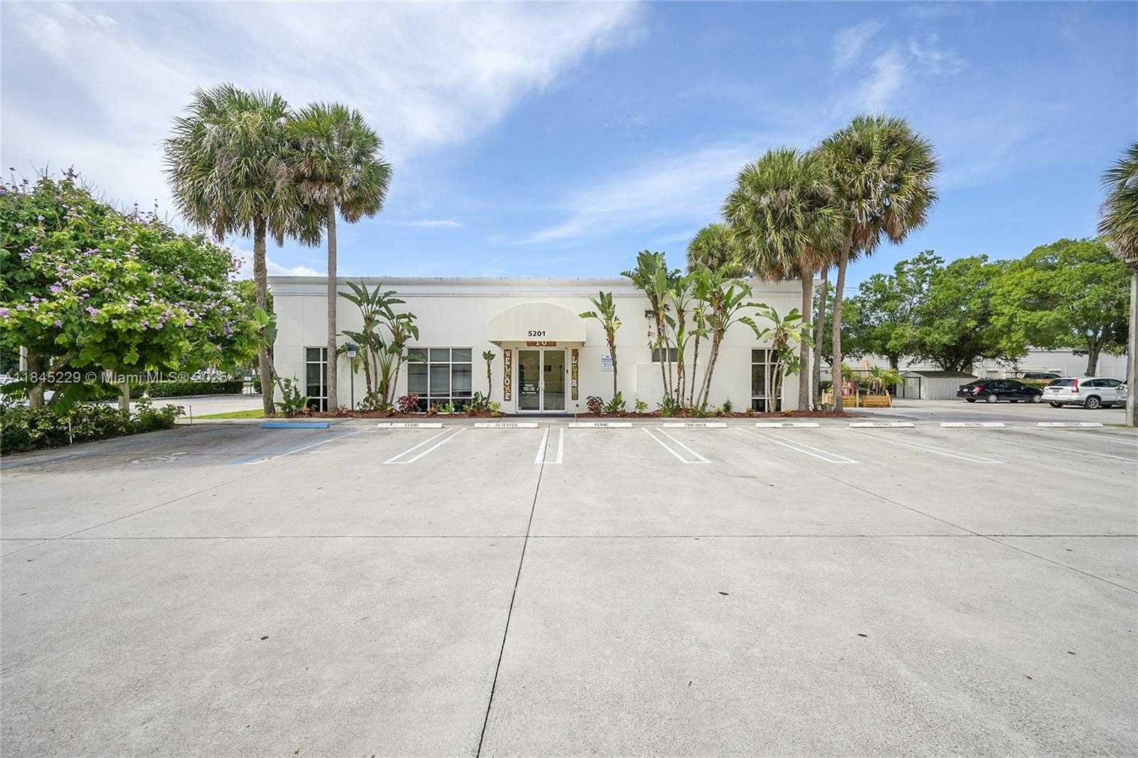 Small Image of 5201 VILLAGE BLVD, West Palm Beach Number 4