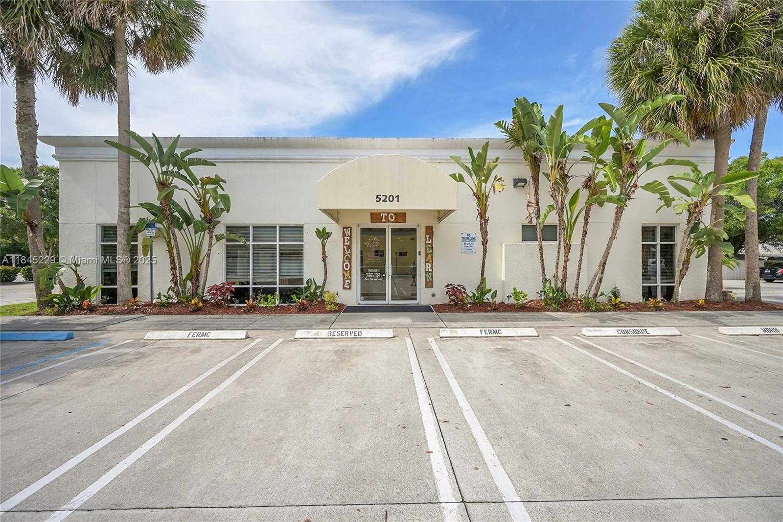 Small Image of 5201 VILLAGE BLVD, West Palm Beach Number 9