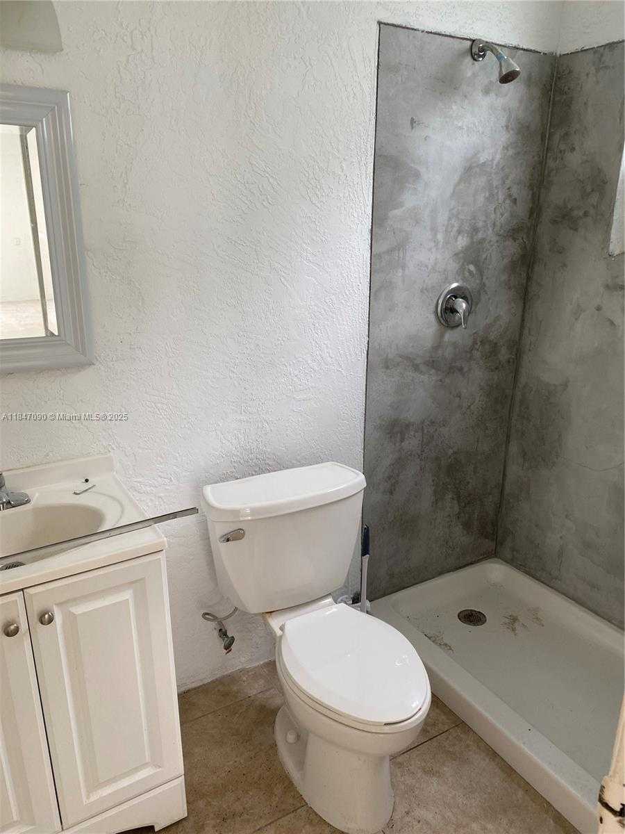 Small Image of 3741 GRAND AVE, Miami Number 2