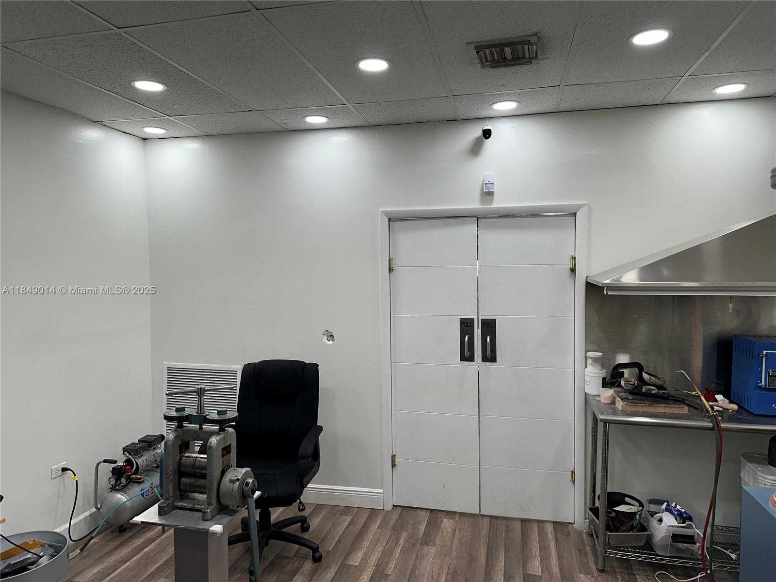 Small Image of 140 HIALEAH DR, Hialeah Number 10