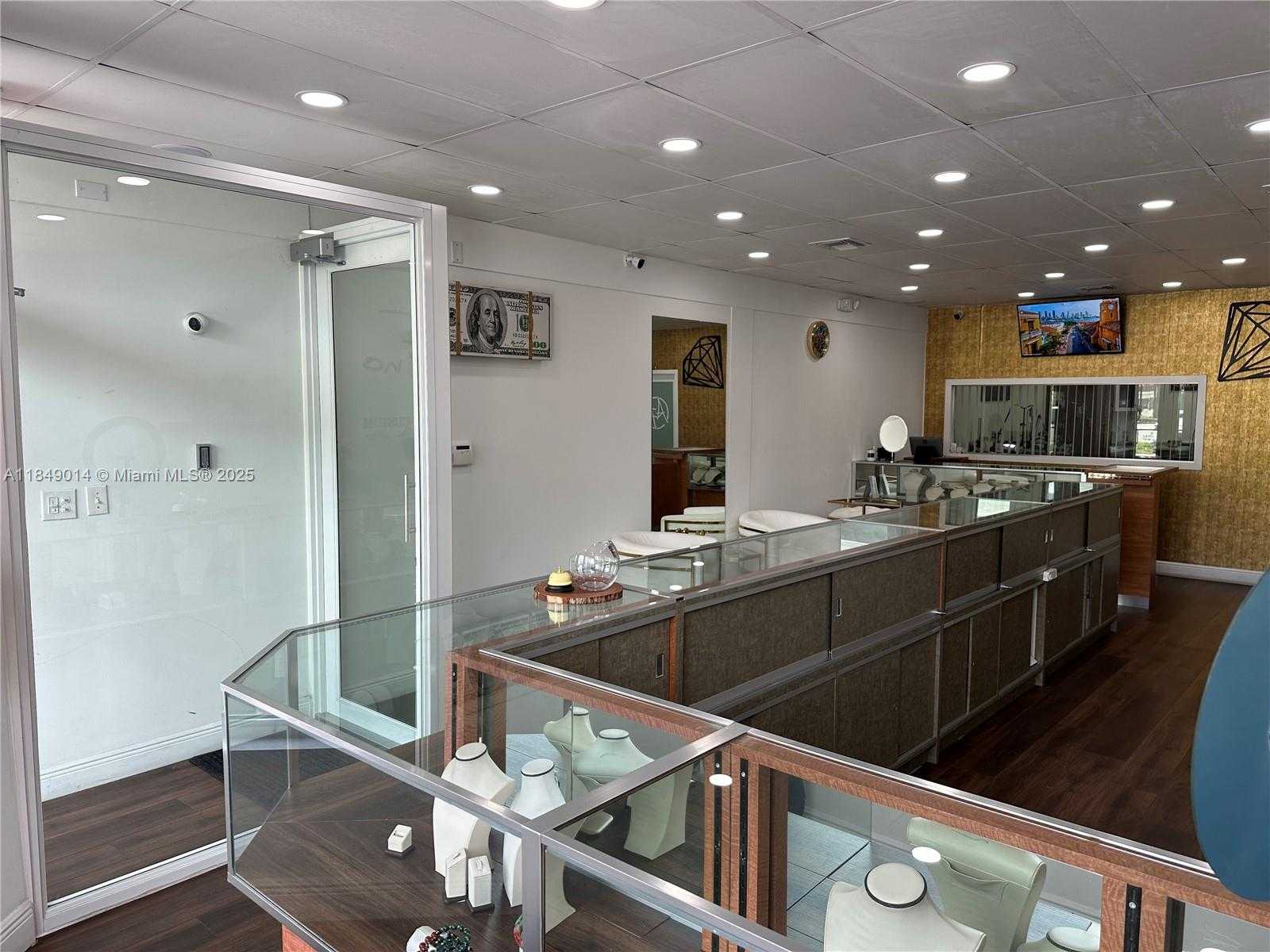Small Image of 140 HIALEAH DR, Hialeah Number 14