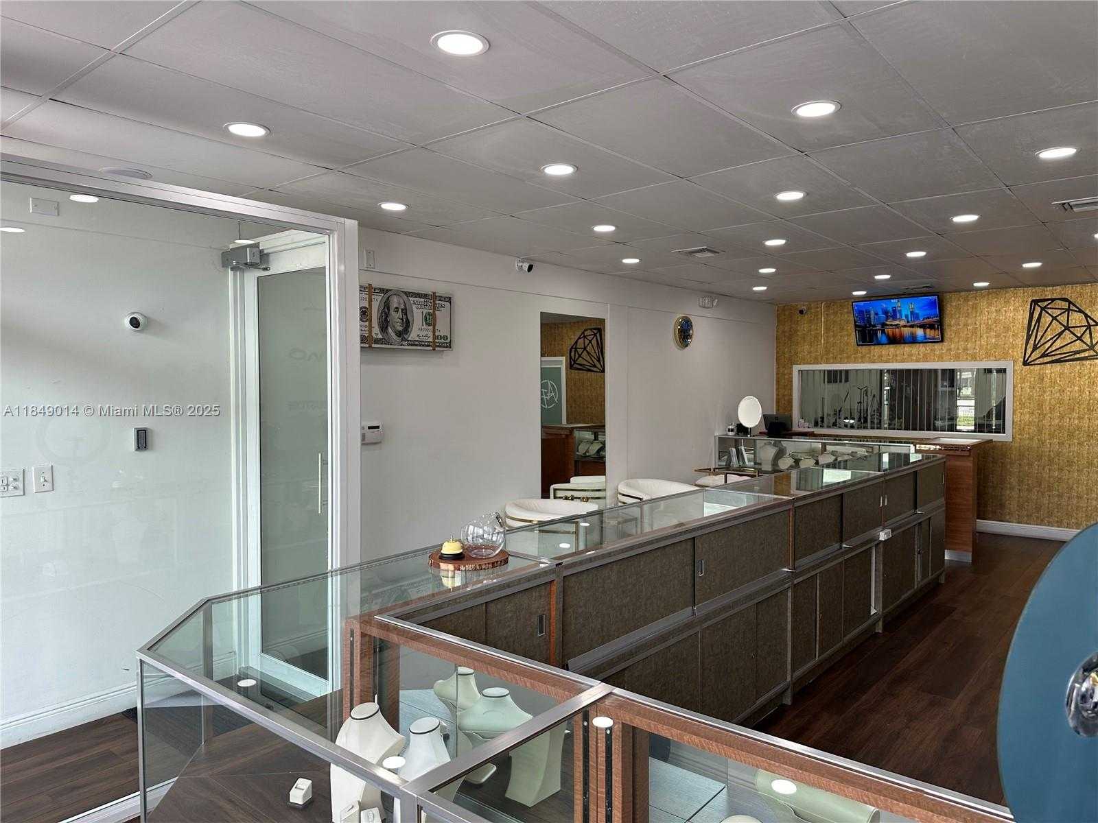 Small Image of 140 HIALEAH DR, Hialeah Number 15