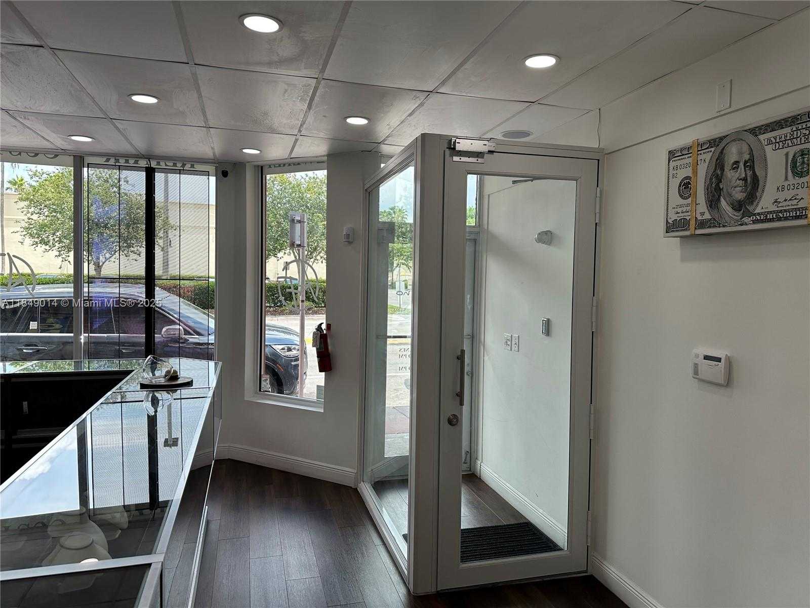 Small Image of 140 HIALEAH DR, Hialeah Number 2