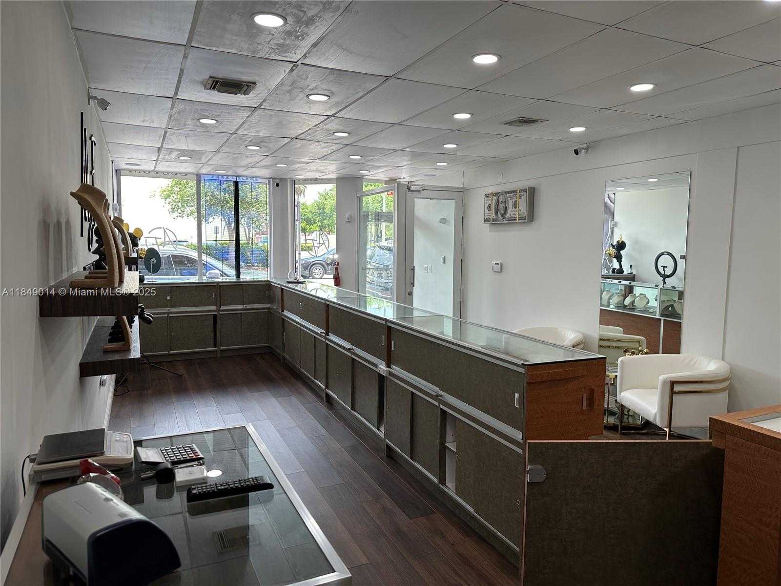 Small Image of 140 HIALEAH DR, Hialeah Number 3