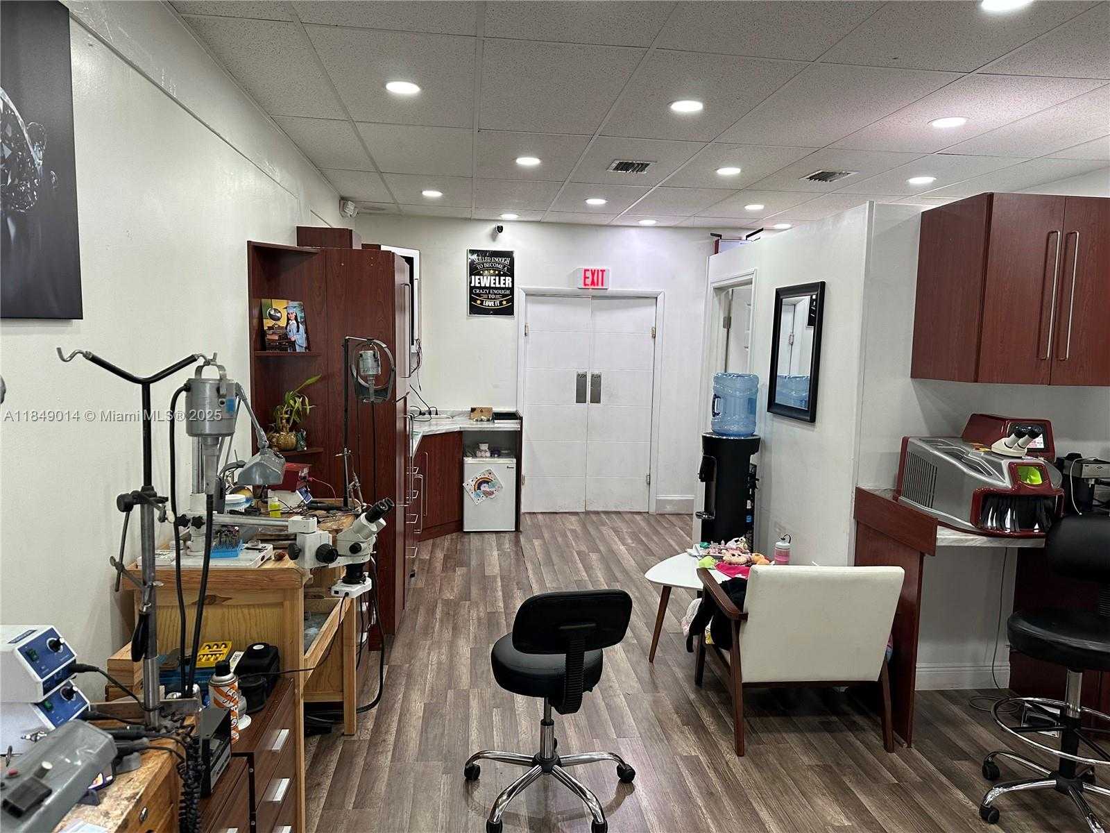 Small Image of 140 HIALEAH DR, Hialeah Number 4
