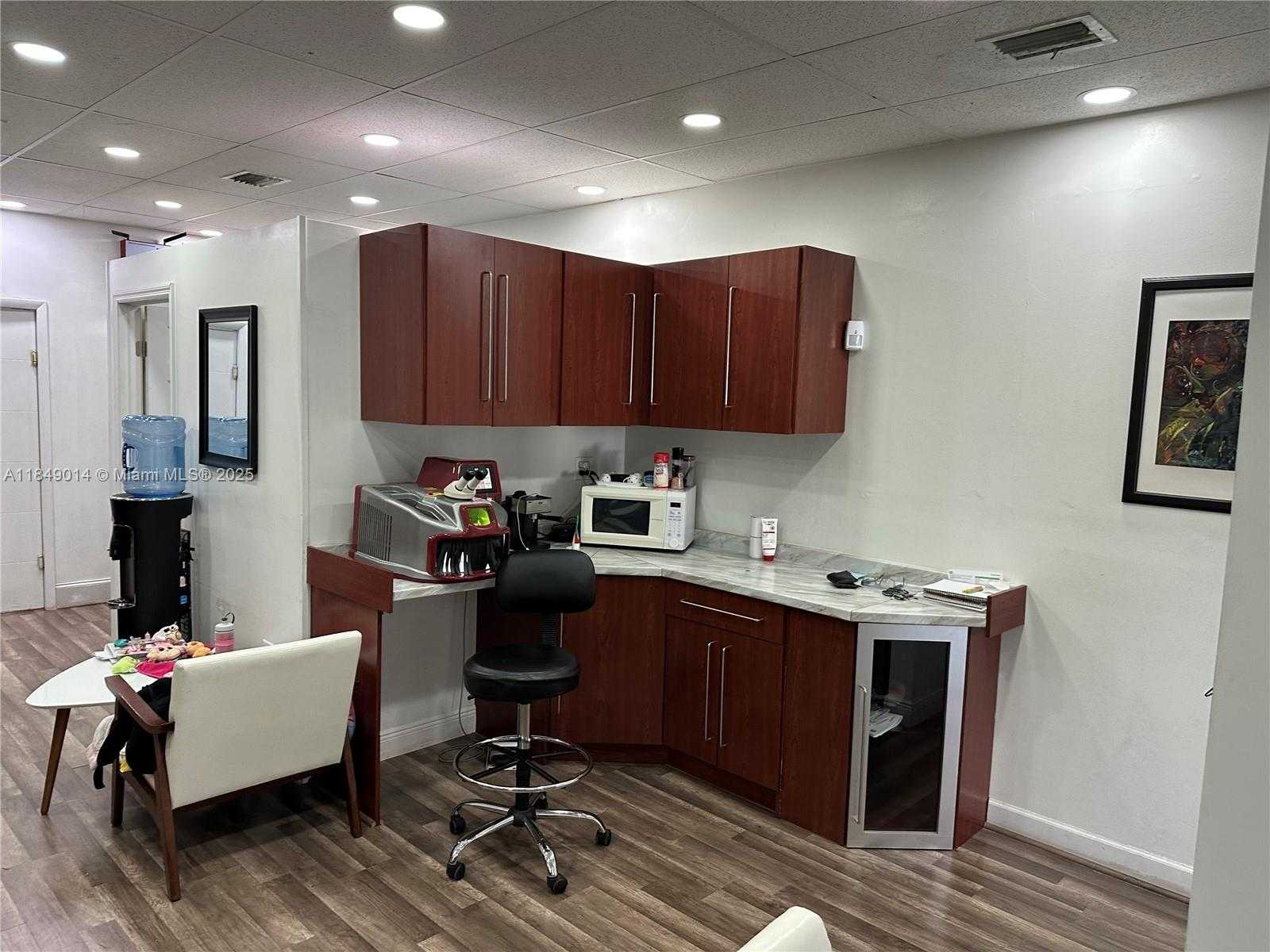 Small Image of 140 HIALEAH DR, Hialeah Number 6
