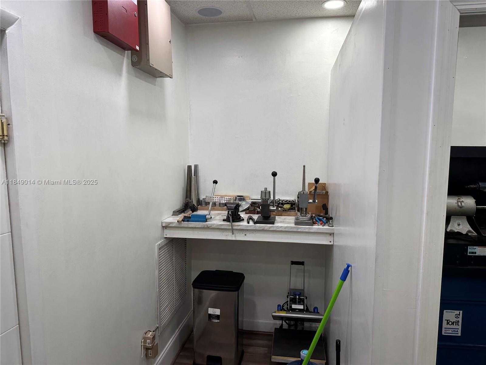 Small Image of 140 HIALEAH DR, Hialeah Number 7