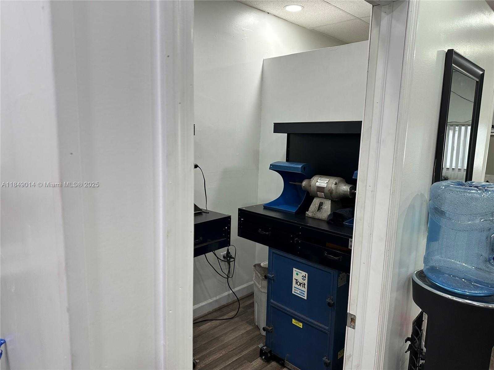 Small Image of 140 HIALEAH DR, Hialeah Number 8