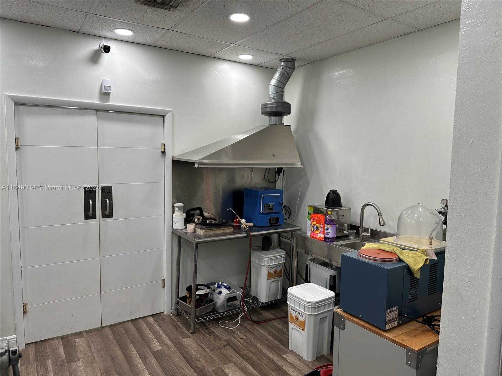 Small Image of 140 HIALEAH DR, Hialeah Number 9