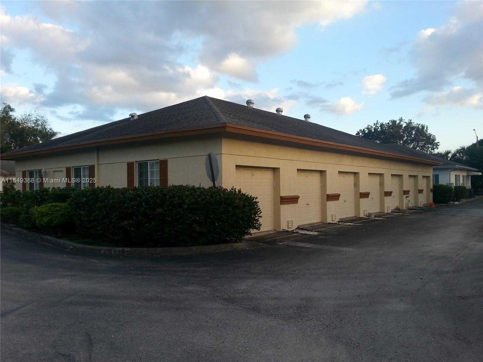Small Image of 6110 BOULEVARD OF CHAMPIONS, North Lauderdale Number 4