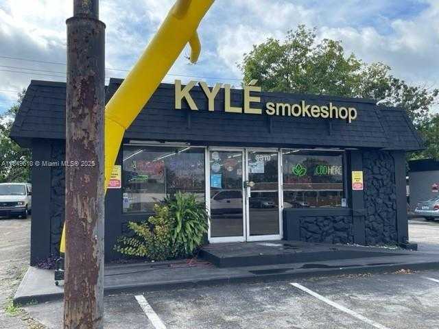 Small Image of 6310 PEMBROKE RD, Miramar Number 2