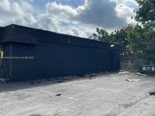 Small Image of 6310 PEMBROKE RD, Miramar Number 5