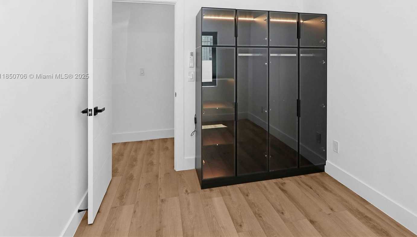 Small Image of 7801 BYRON AVE, Miami Beach Number 18