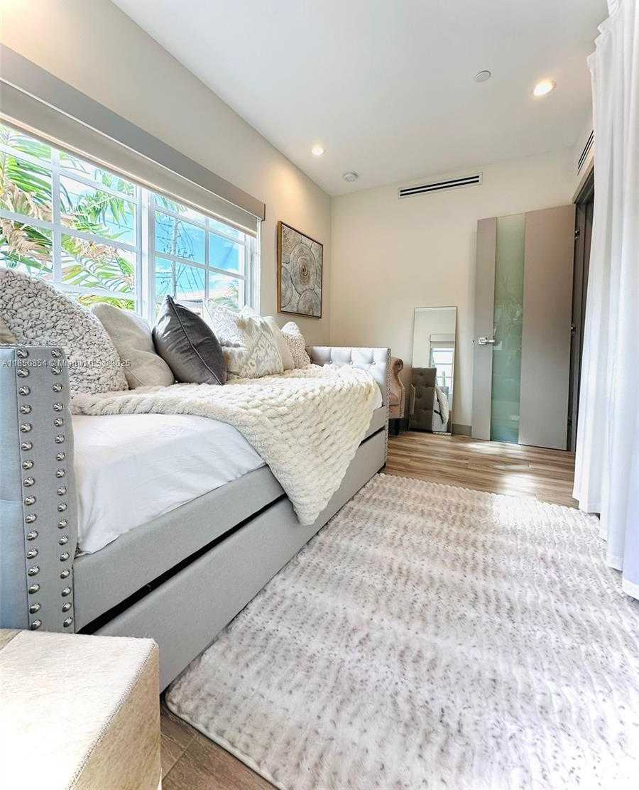 Small Image of 8035 ABBOTT AV, Miami Beach Number 26