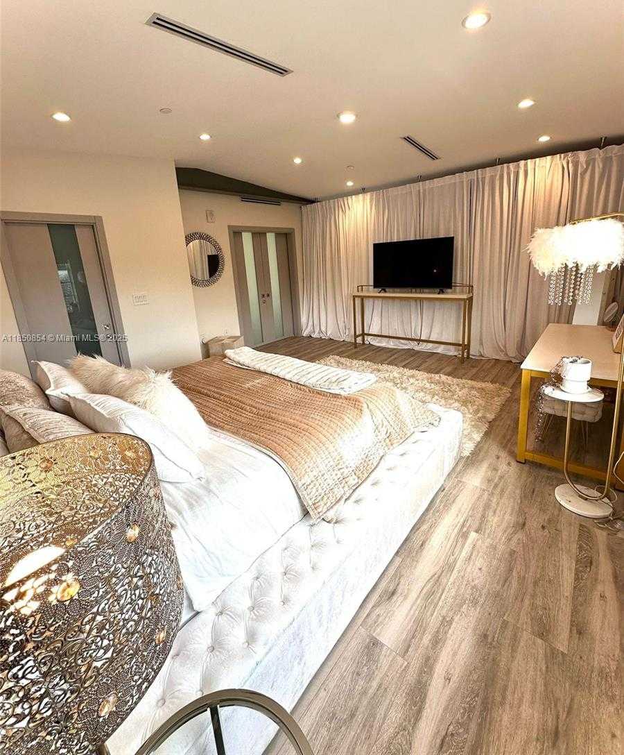 Small Image of 8035 ABBOTT AV, Miami Beach Number 30