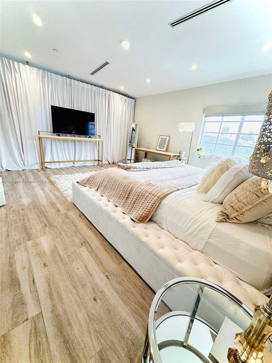 Small Image of 8035 ABBOTT AV, Miami Beach Number 34