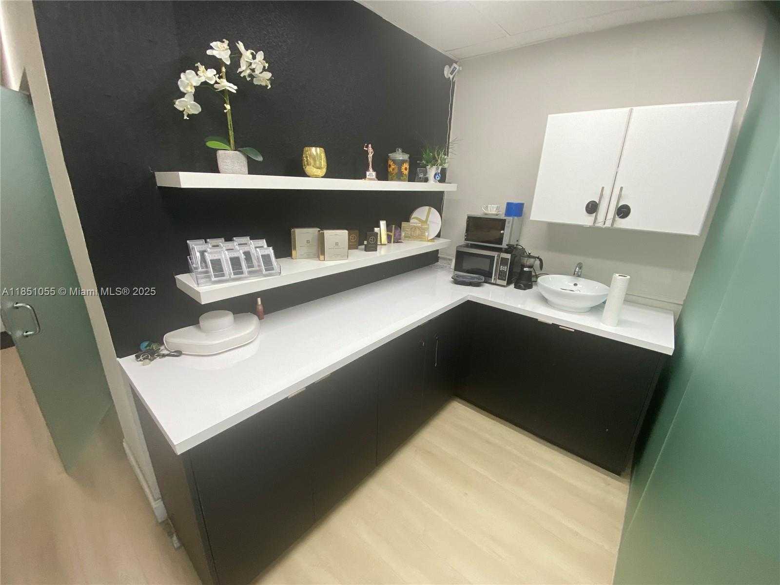 Small Image of Miami Number 6