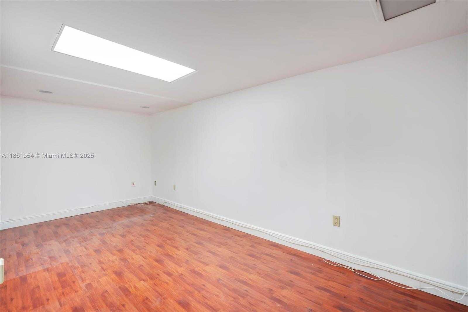 Small Image of 13499 BISCAYNE BLVD #CUM1, North Miami Number 12