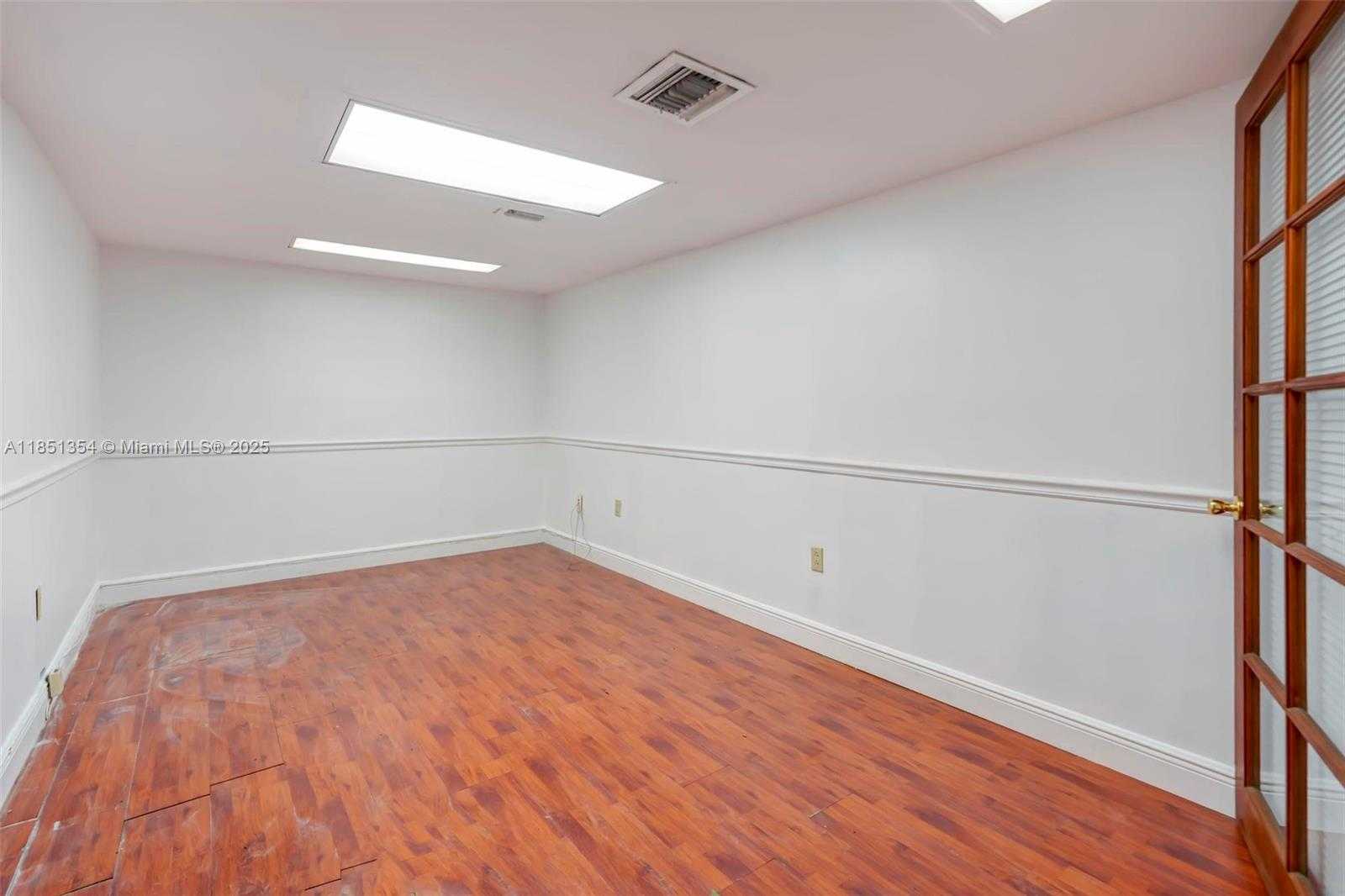 Small Image of 13499 BISCAYNE BLVD #CUM1, North Miami Number 14