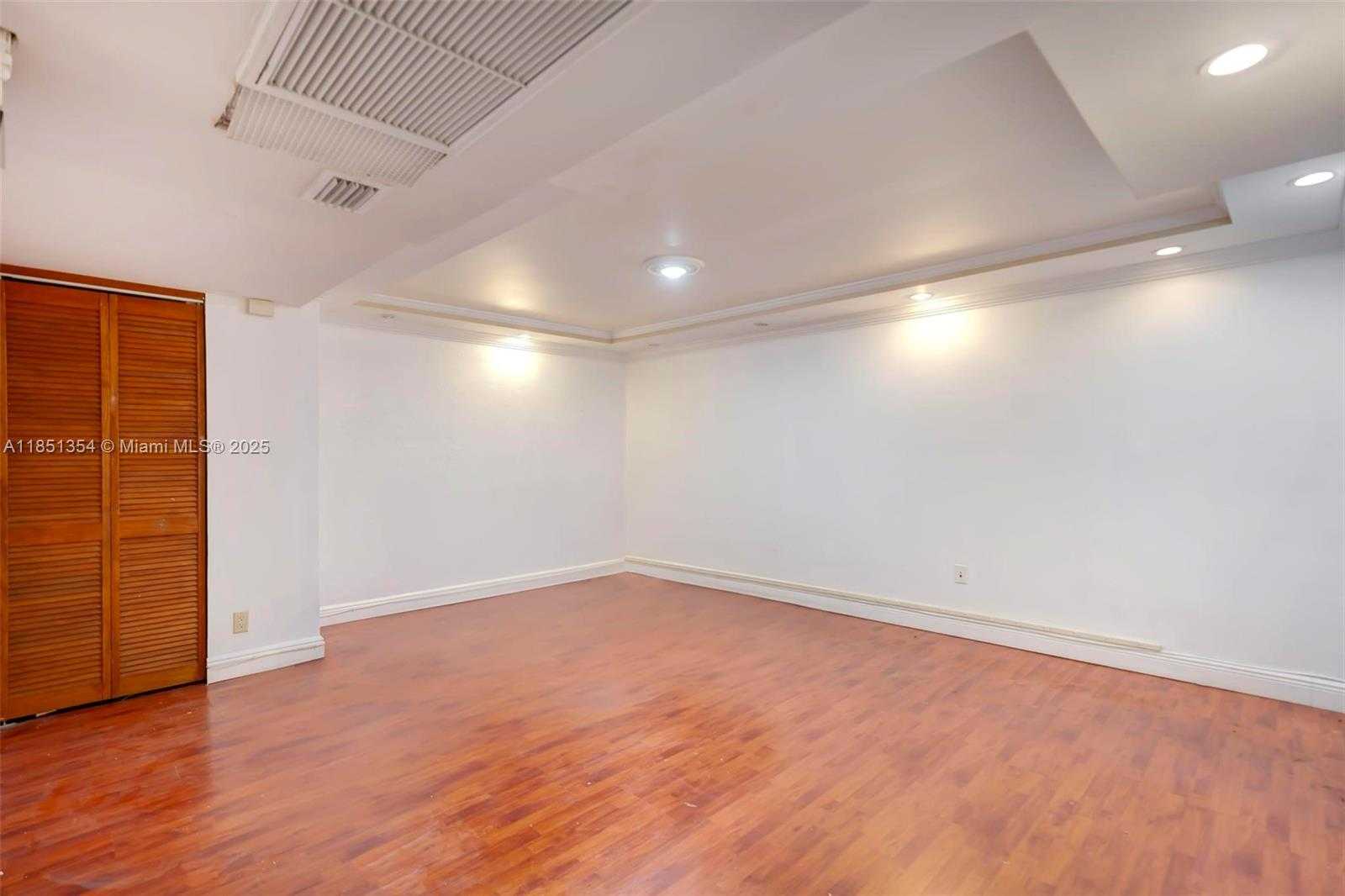 Small Image of 13499 BISCAYNE BLVD #CUM1, North Miami Number 16