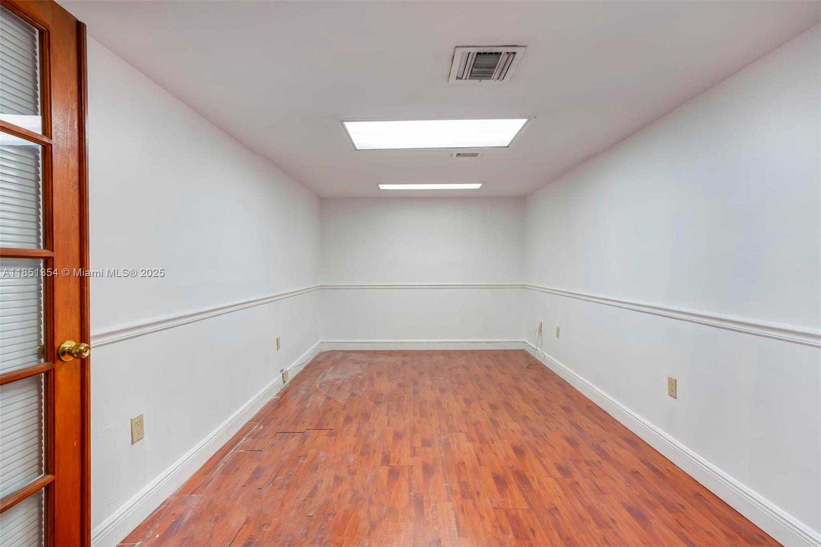 Small Image of 13499 BISCAYNE BLVD #CUM1, North Miami Number 17