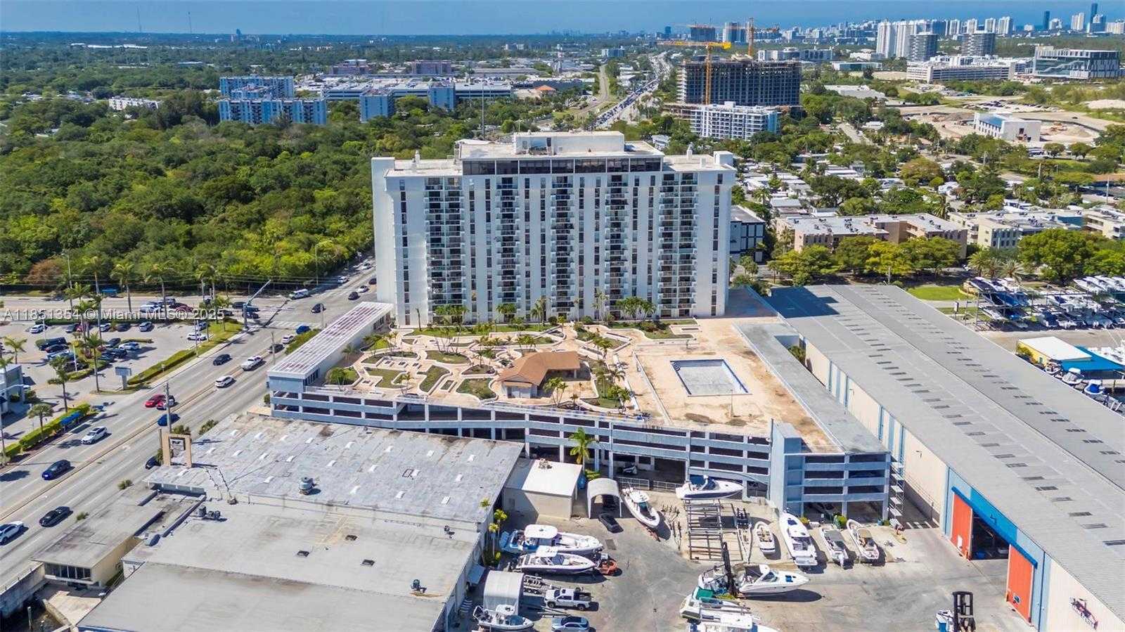 Small Image of 13499 BISCAYNE BLVD #CUM1, North Miami Number 26