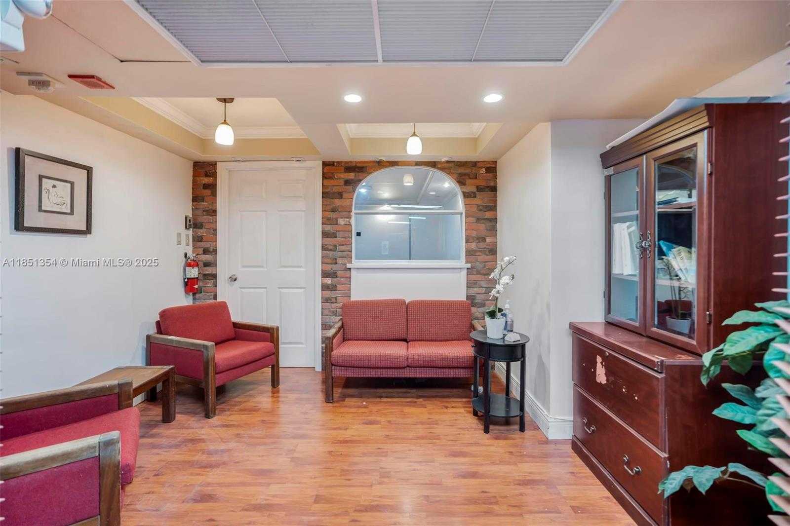 Small Image of 13499 BISCAYNE BLVD #CUM1, North Miami Number 4