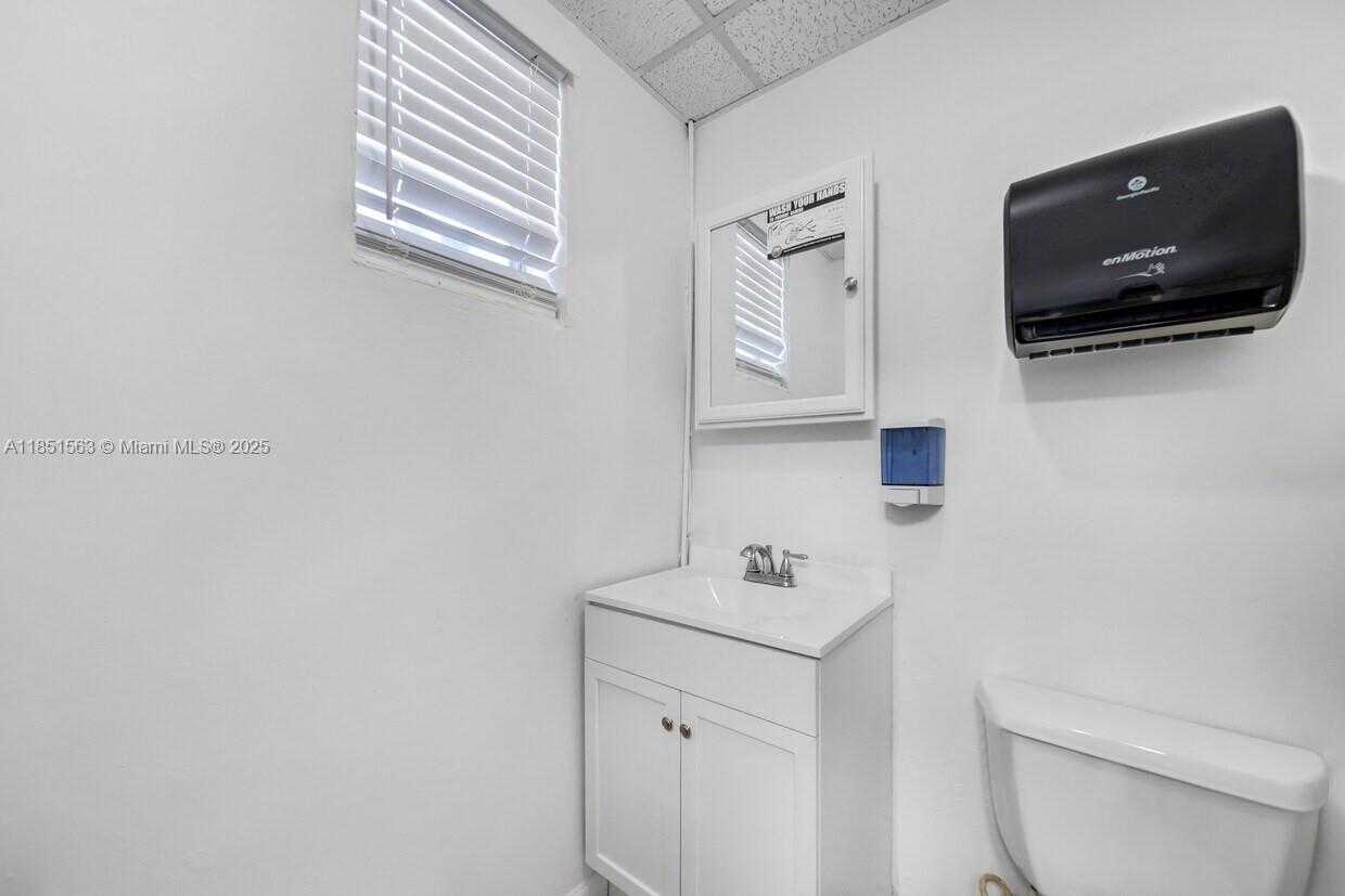 Small Image of 3401 SW 8th St, Miami, FL 33135, USA Number 3