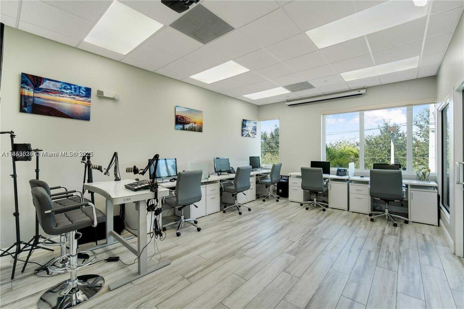 Small Image of Miramar Number 9