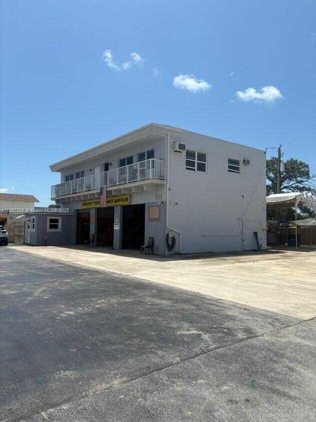 Small Image of 250 NORTH EAST 44TH ST, Oakland Park Number 4